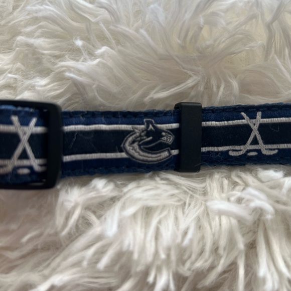 NHL Canucks DOG collar - Size SMALL - Picture 4 of 7